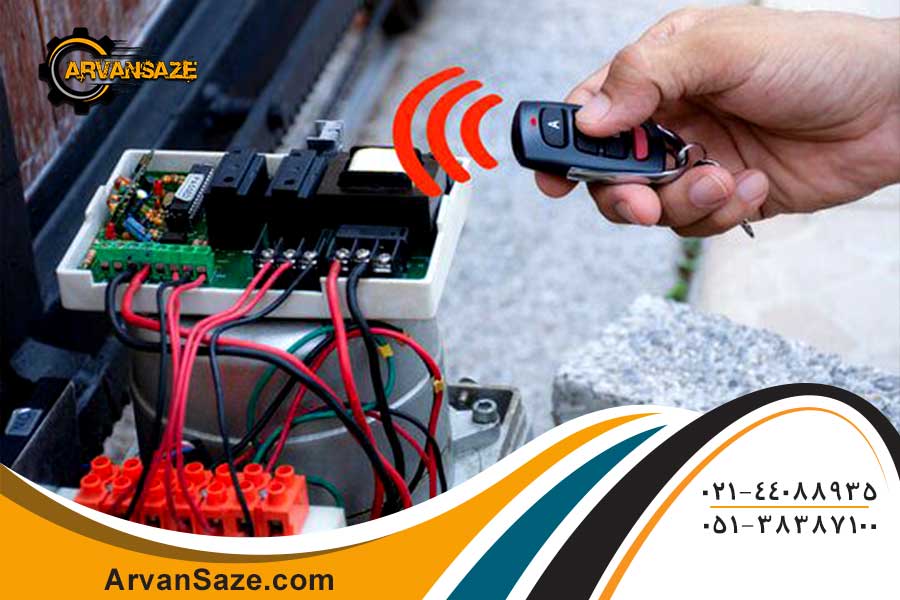 ریموت درب پارکینگ در کنار برد جک برای ست کردن و آزمودن عملکرد درب